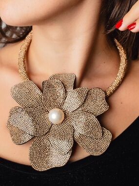 NWT ⚜️🤎⚜️ Natasha Gold Toned Crystal Floral Statement Necklace